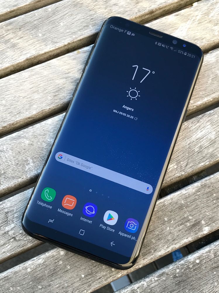 L'écran reste bien visible, meme à l'extérieur