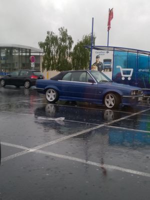 Photo sur un parking, environnement humide, sous la pluie
