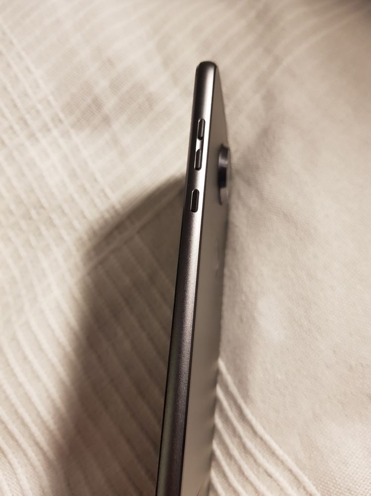 Le Moto Z² Play de profil