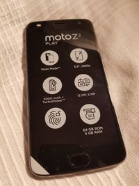 Le Moto Z² Play de face