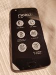 Le Moto Z² Play de face