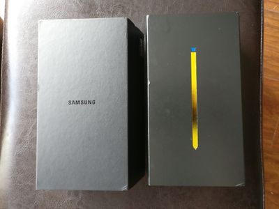 Belle boite, stylet à l'honneur