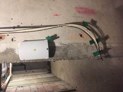 Photo de l'installation fibre vandalisée dans l'immeuble