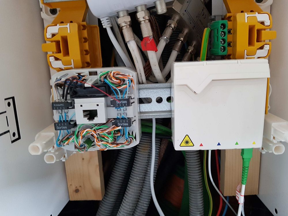 DTI + PTO   cable rj45 en vert derrière a gauche