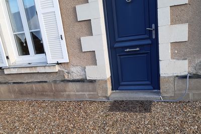 Gaine qui longe la façade, trop courte pour être enterrée