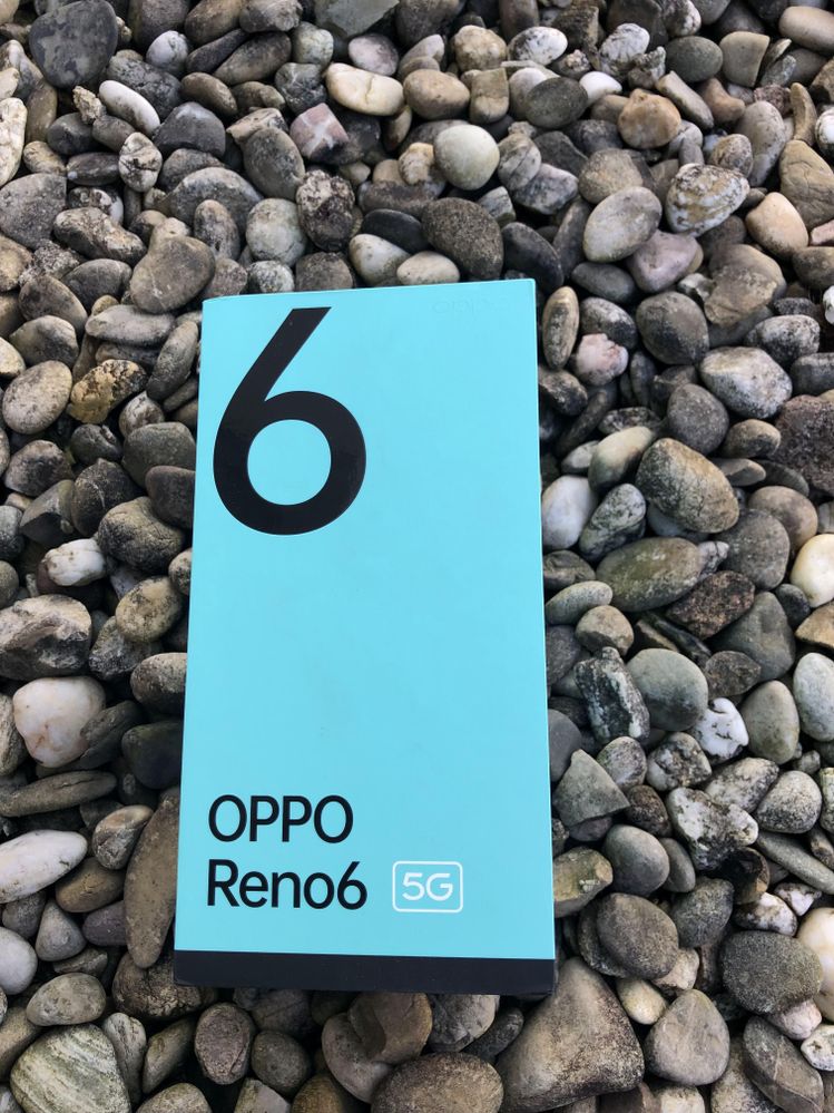 Déballage du OPPO Reno6 dans sa version noire stellaire.