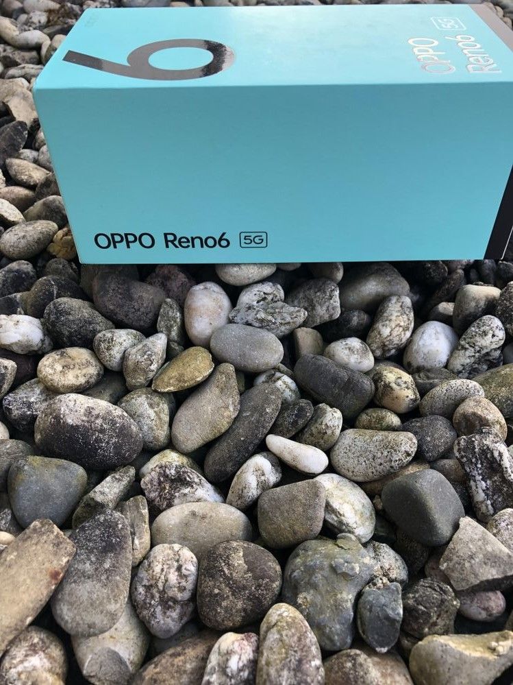 Déballage du OPPO Reno6 dans sa version noire stellaire.