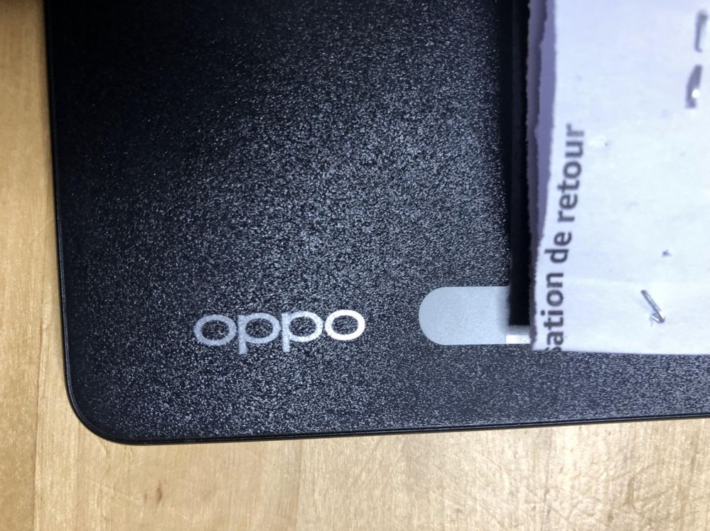 Logo OPPO au dos du smartphone.
