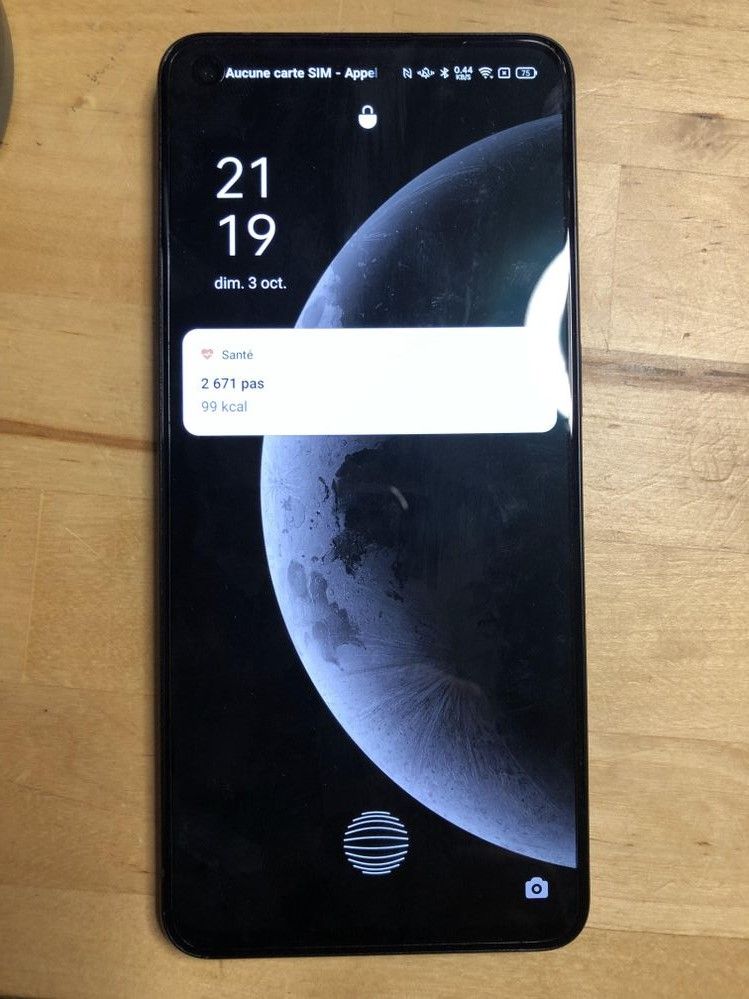 L'écran de déverrouillage avec la localisation du capteur d'empreinte sous l'écran ainsi que la caméra frontale en haut.