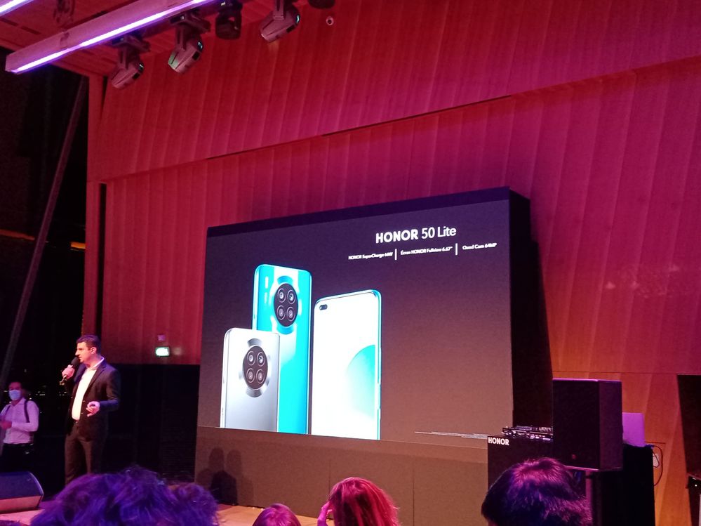 Frederic Gulesserian qui est directeur des ventes chez HONOR Technologies France qui présente le HONOR 50 Lite
