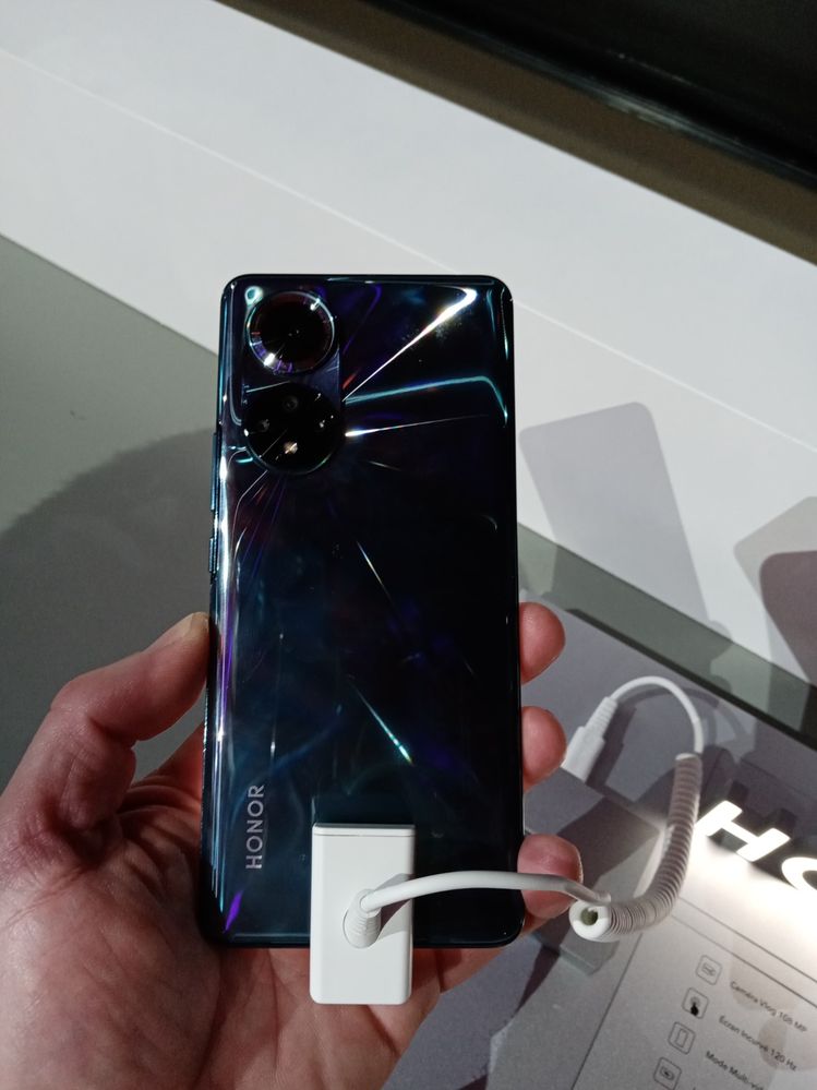 Le Honor 50 de dos en en version Midnight Black.