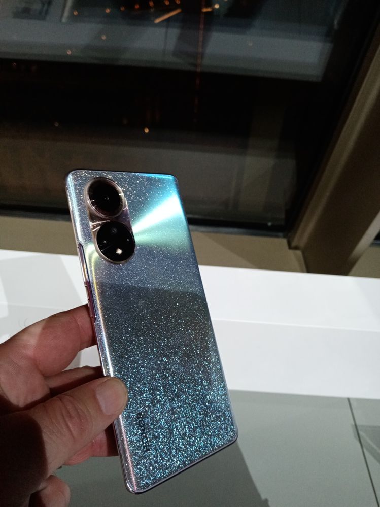 Le Honor 50 de dos en en version Frost Crystal.