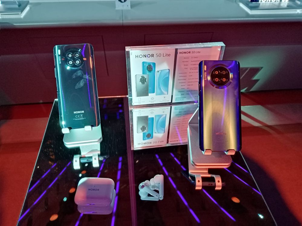 Le dos du HONOR 50 Lite en Bleu et noir.