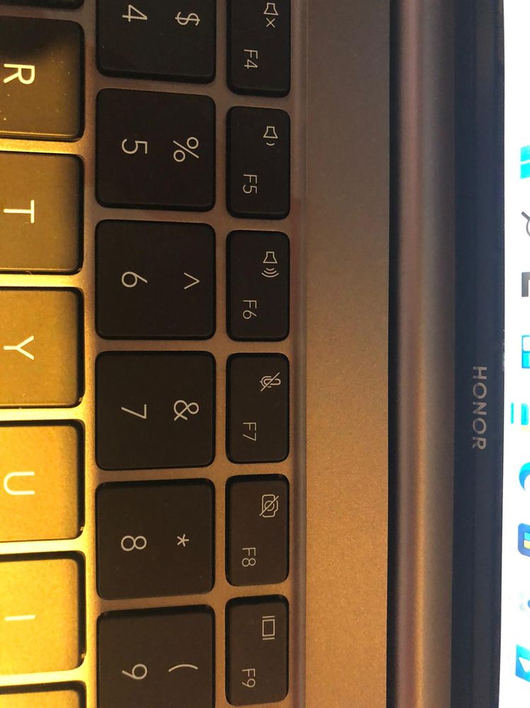 Le clavier avec la touche F8 qui permet de couper la caméra.
