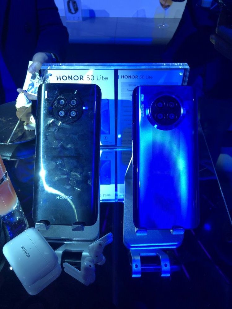 Le dos du HONOR 50 Lite en Bleu et noir. On voit qu'ils sont sensibles aux traces de doigt.