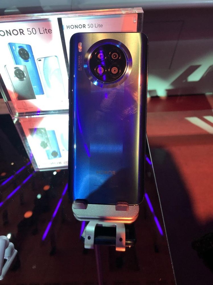 Le design du dos du HONOR 50 Lite plus en détails.