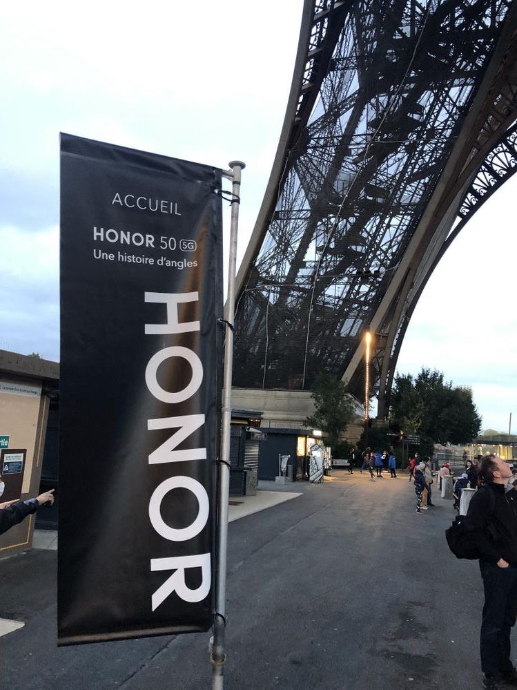 L'accueil au pied de la tour.