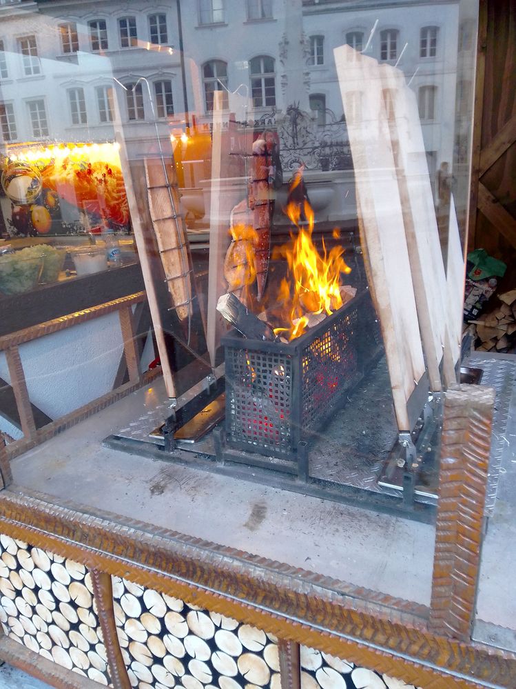 Un filet de saumon cuit au feu de bois.