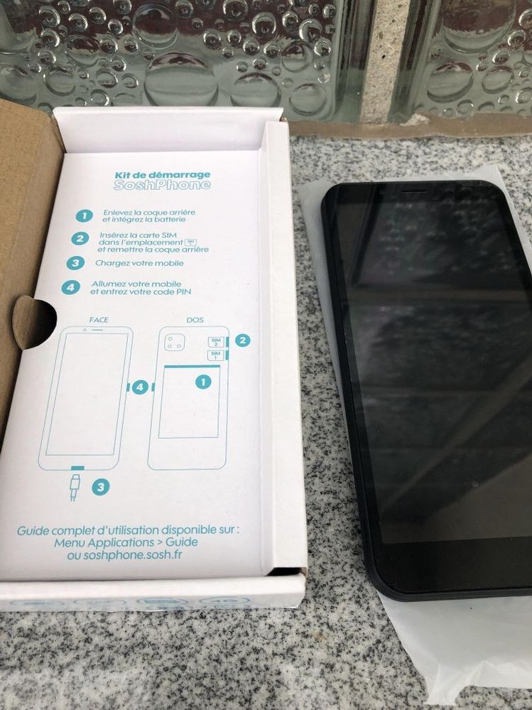 Le SoshPhone et la notice de démarrage rapide.