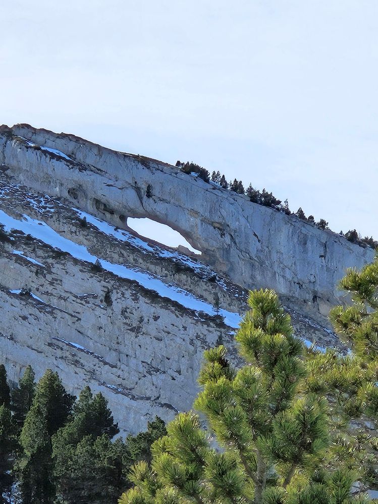 C'est joili ce trou dans la roche ;)