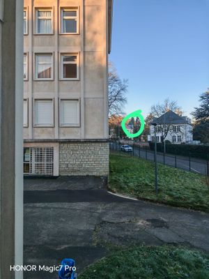 L'objet ciblé au centre, entouré de vert.